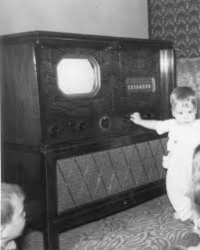 Телевизор. Выпуск телевизоров с электронно-лучевой трубкой был начат в США в 1939 году.