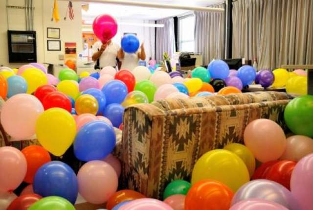 Устройте настоящий праздник Куча шариков и комната - что может быть проще?