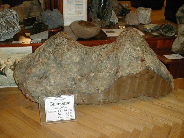 8. Метеорит Билибино Метеорит Билибино считается одним из крупнейших в мире железных метеоритов. Его масса составляет около 1 тонны. Метеорит был найден на территории Чукотского автономного округа в 1981 году. Его обнаружили бульдозеристы при промывке песков россыпного золота на прииске «Дальний» недалеко от поселка Билибино, в честь которого он и был назван. 