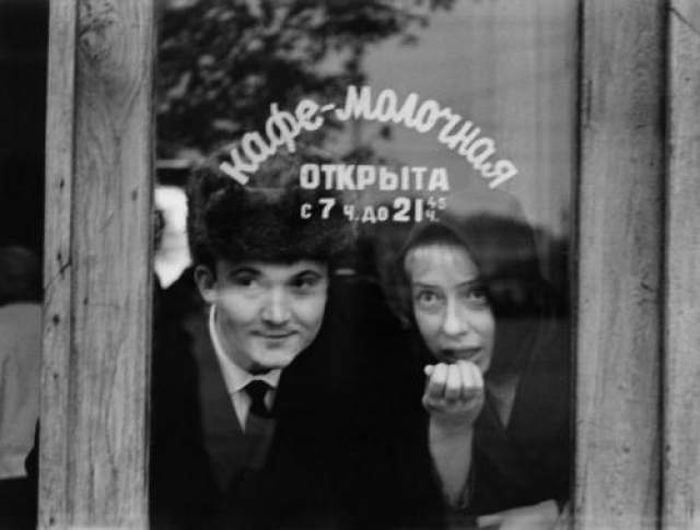 Кафе-молочная. И.Чурикова и В.Павлов. Автор Князев Андрей, 1960 