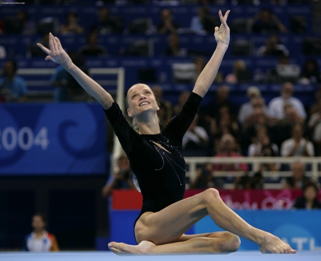 Светлана Хоркина - гимнастка, чемпионка в упражнениях на брусьях.