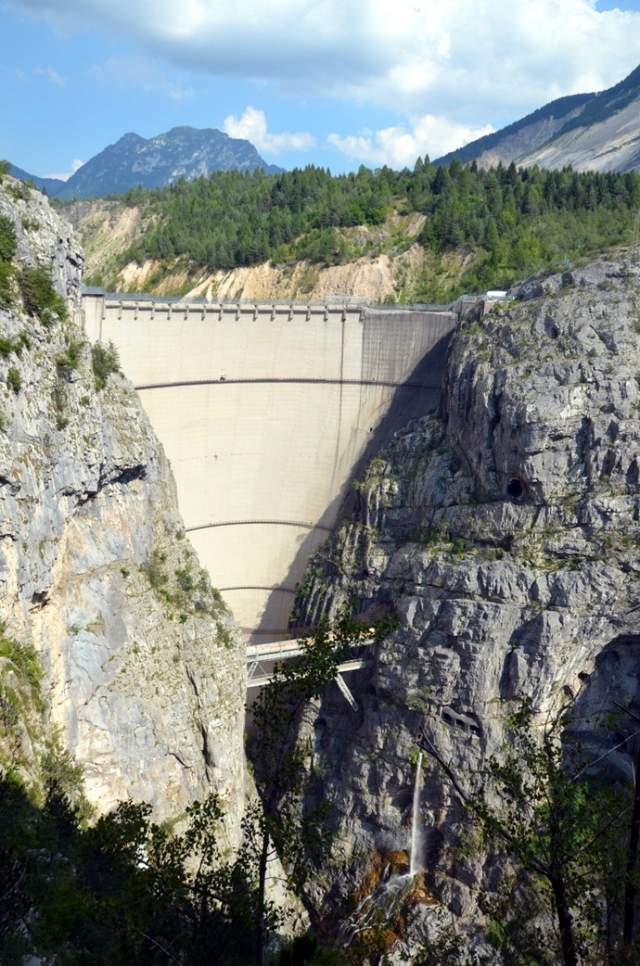 ГЭС буквально нависала над долиной, и лишь относительно тонкая бетонная перемычка плотины отделяла 150 млн кубометров воды от тысяч беззащитных людей. 