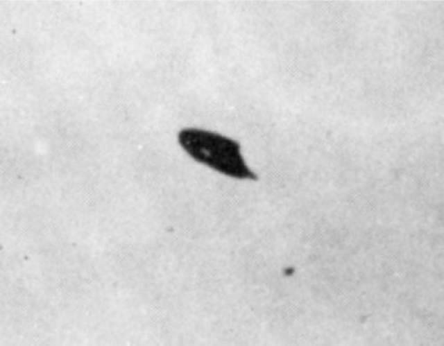 Уильям Роудс из Феникса, штат Аризона, описал увиденный им диск, кружившийся на одном месте во время заката в июле 1947 года, после чего он решил сделать эту фотографию. 