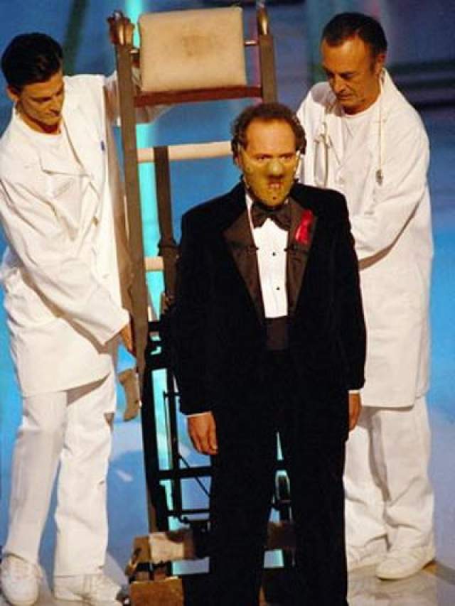 1992 - появление ведущего церемонии - Билла Кристала - в образе Ганнибала Лектора ! На сцену зала Кристал, облаченный в знаменитую маску, был вывезен на сцену (пристегнутым к тележке) двумя санитарами. В 1992 году фильм "Молчание ягнят" получил пять Оскаров. 