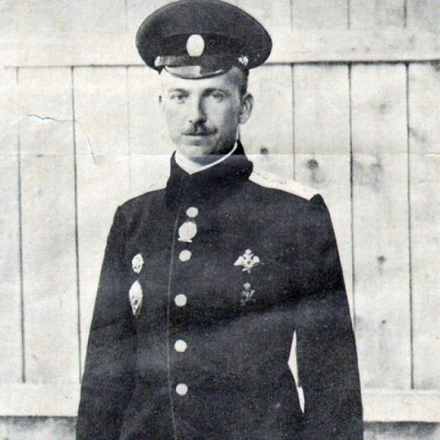 Первый в мире таран  Первый в мире воздушный таран совершил штабс-капитан Петр Нестеров. Ему было 27 лет, и он, выполнив с начала войны 28 боевых вылетов, считался опытным пилотом.