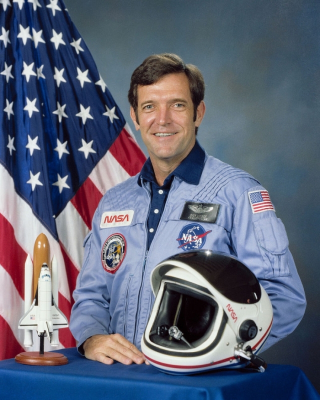Командир экипажа - 46-летний Фрэнсис Ричард "Дик" Скоби . Военный летчик США, подполковник ВВС США, астронавт NASA. Провел в космосе 6 дней 23 часа 40 минут. Для него это был второй полет на "Челленджере".