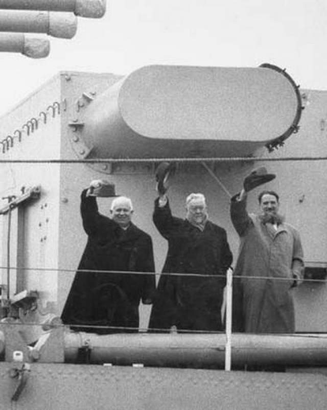 У причала стоял советский крейсер "Серого Орджоникидзе", на котором с государственным визитом прибыли Никита Хрущев и Николай Булгарин. По данным британской разведки, на крейсере стояла какая-то сверхсовременная система гидролокации, и Лайонелу предстояло это выяснить. 