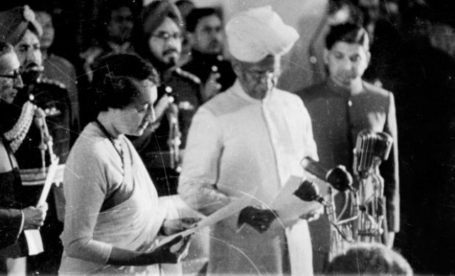 После смерти Шастри в 1966 году в Ташкенте во время мирных переговоров с Пакистаном Индира Ганди становится премьер-министром Индии.