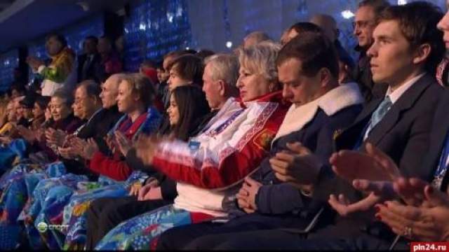 Премьер-министр, лидер партии "Единая Россия" Дмитрий Медведев заснул во время церемонии открытия Зимних олимпийских игр в Сочи. 