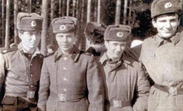 Роман Абрамович (первый слева)
