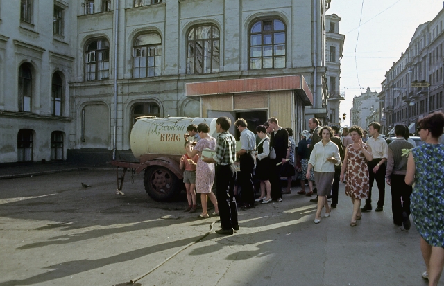 Бочка с квасом на московской улочке.