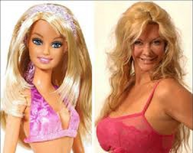Сара Бург - кукла Барби. 50-летняя англичанка, мать 3-х детей, с юных лет она хотела быть похожей на знаменитую куклу.