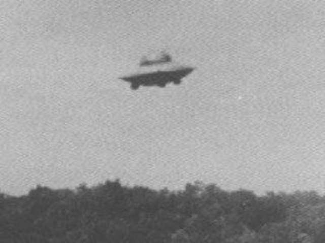 Вунсокет, штат Род Айленд, 1967  Гарольду Труделю удалось сделать несколько снимков в районе Восточного Вунсокета в США. На фотографиях можно разглядеть купол на дискообразном объекте слегка асимметричной формы. Трудись утверждал, что НЛО передвигался очень быстро. Очевидец наблюдал за "тарелкой" в течение пяти минут, пока та не устремилась на север. Возможное объяснение: не ископчено, что очевидец сам сконструировал "НЛО" и каким-то образом запустил его в небо. 