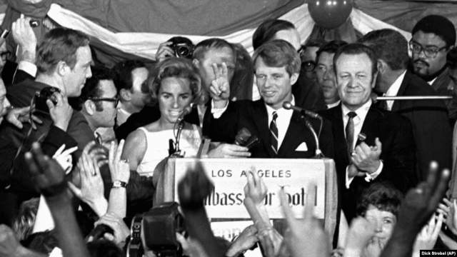 4 июня 1968 года в Калифорнии и Южной Дакоте состоялись праймериз, на которых Роберт Кеннеди одержал победу. В ночь с 4 на 5 июня сенатор Роберт Кеннеди находился в самом роскошном отеле Лос- Анджелеса "Амбассадор", основанном язе в 1921 году и известным тем, что именно здесь проводилась церемония кинопремии "Оскар". 