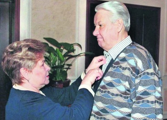 "Она всегда чуралась публичности. Эти черты ее характера - скромность, такт, человечность - люди чувствуют по тем немногочисленным и очень немногословным интервью, которые она давала телевидению, по тем ее редким появлениям на публике, когда она сопровождала меня. Чувствуют - и тянутся к ней", - говорил Борис Ельцин о супруге.