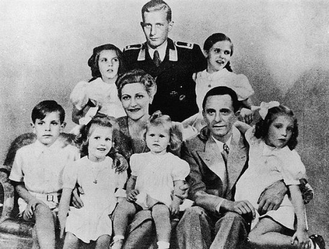 Через год после знакомства они зарегистрировали свои отношения, свидетелем на свадьбе был Адольф Гитлер. В этом браке Магда стала мамой шестерых детей.