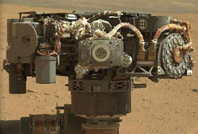 Максимальная предполагаемая скорость на пересеченной местности составляет 90 метров в час. Средняя же скорость составляет 30 метров в час. Ожидается, что за все время двухлетней миссии марсоход пройдет не менее 19 километров. На фото - Автопортрет Curiousity, планета Марс, 7 сентября 2012 года. 