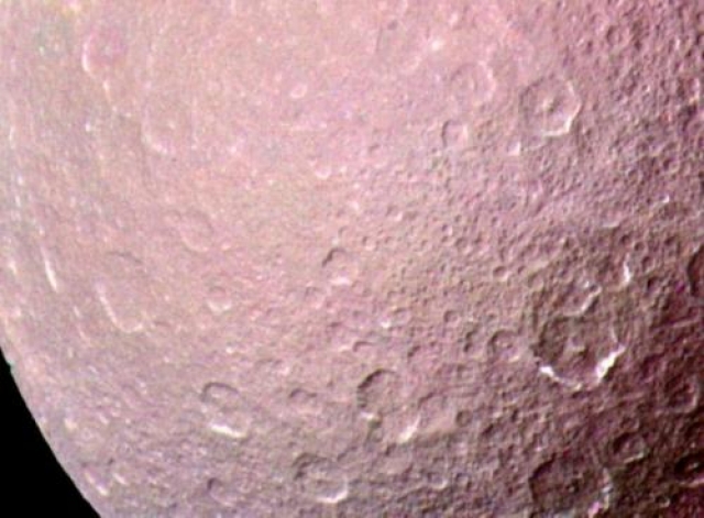 По сегодняшним меркам технологии на «Вояджер-1» далеки от передовых, поэтому все фотографии были сделаны с помощью аналоговых пленочных камер, а затем отсканированы. Цвета создавались комбинированным методом смешивания и через цифровые манипуляции. На фото: ледяной спутник Сатурна Реи, чья поверхность изобилует кратерами