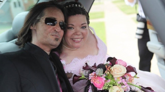 А 30 марта 2013 года Даллас Винс – первый американец, перенесший операцию по полной пересадке лица, – женился на Джеми Нэш – жертве автомобильной катастрофы. 