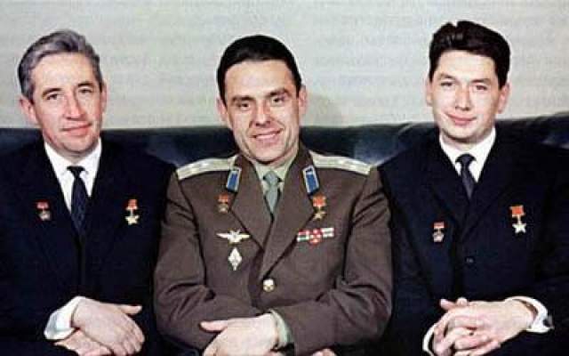 Первый в истории освоения космоса экипаж, состоящий из трех человек - Владимир Комаров, Константин Феоктистов, Борис Егоров, 12 октября 1964 года.