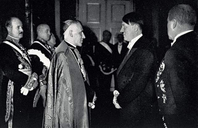 Гитлер желал, чтобы Ватикан признал его власть, а в 1933 году Католическая церковь и Германский рейх подписали союз, в соответствии с которым Рейху гарантировалась защита Церкви, если они сохранят приверженность исключительно религиозной деятельности. Это соглашение, как мы знаем, было нарушено.