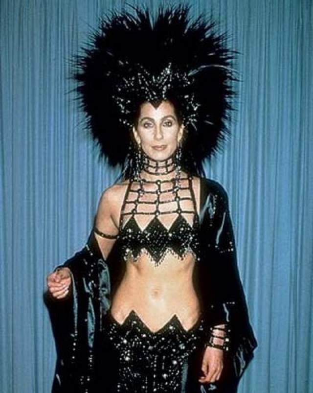 Самым скандальным считается платье актрисы и певица Шер , в котором она появилась на церемонии в 1987 году. 