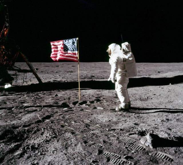 НАСА уничтожило отснятый материал о приземлении на Луну  Когда возникла необходимость представить общественности видео знаменитой высадки на Луну в 1969 году, НАСА обнаружило, что записи были случайно стерты, а пленка, на которой они содержались, была повторно использована в целях экономии. 
