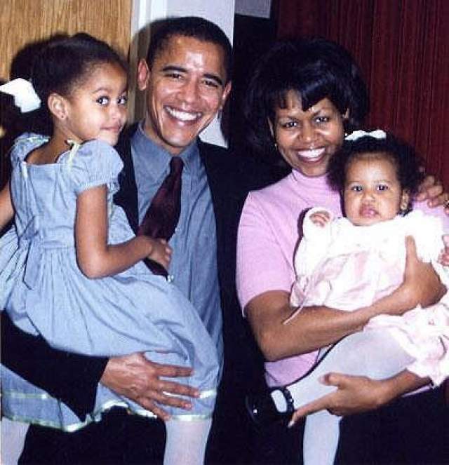 Через шесть лет чета Обама обзавелась первенцем, дочкой Малией Энн. А в 2001, за шесть лет до победы на президентских выборах, родился второй ребенок - Наташа. На фото: Барак Обама с супругой и дочерьми 