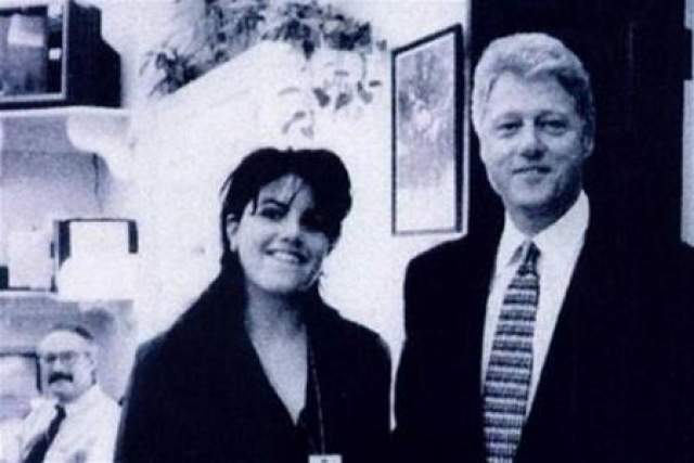 Они познакомились во время избирательной кампании Клинтона. В 1995 году Моника уже работала стажером в Белом доме, и ее регулярно замечали выходящей из Овального кабинета, посещение которого не входило в ее прямые обязанности. 