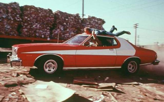 Ford Gran Torino 1976 года  В оригинальном сериале 70-х годов "Старик и Хатч" герои ездили на красном Ford Gran Torinp, который так же принял участие в съемках римейка с Беном Стиллером в главной роли. 