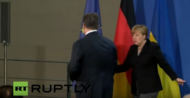 Лидер Украины после окончания выступления улыбнулся Меркель и развернулся, Даме же пришлось догонять коллегу, чтобы протянуть ему руку.