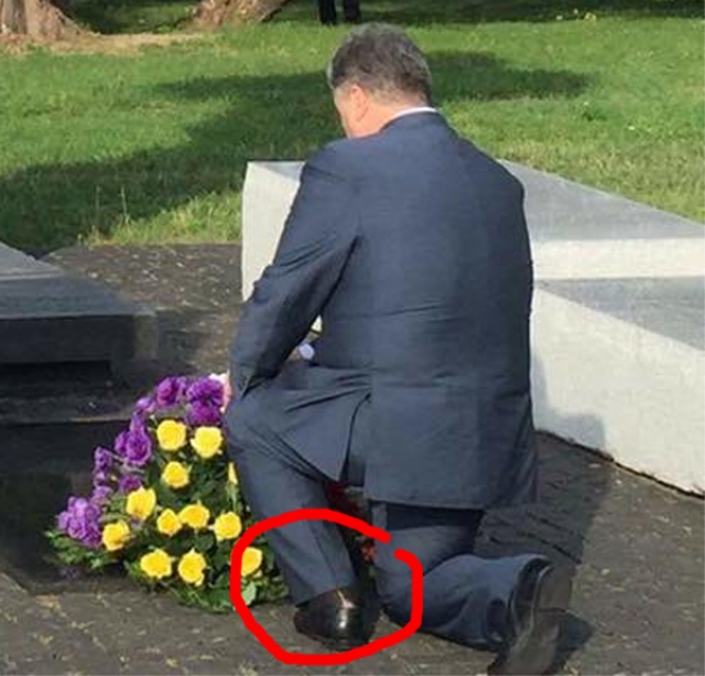 На фотографии виден сильно порванный носок на пятке левой ноги украинского президента. "В целых носках меньше денег подают, что вы понимаете," - съязвили пользователи.