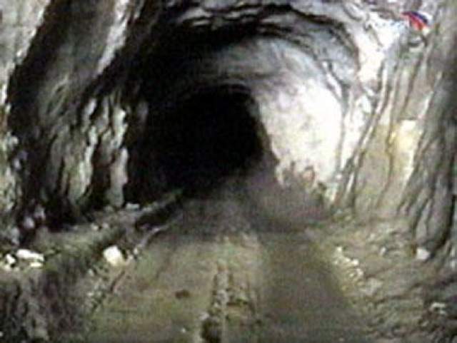 Более ста человек почти 18 лет считаются пропавшими без вести, у них нет могил, никто не обнаружил их останки.  На фото: когда велись поиски, по таким туннелям люди пытались пробиться сквозь лавину. 