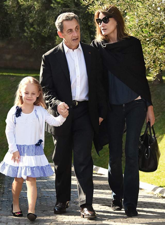 У бывшего французского лидера и певицы есть общая дочь, Джулия Саркози. У Бруни также есть сын от первого брака, а у Николя еще трое сыновей от предыдущих жен.