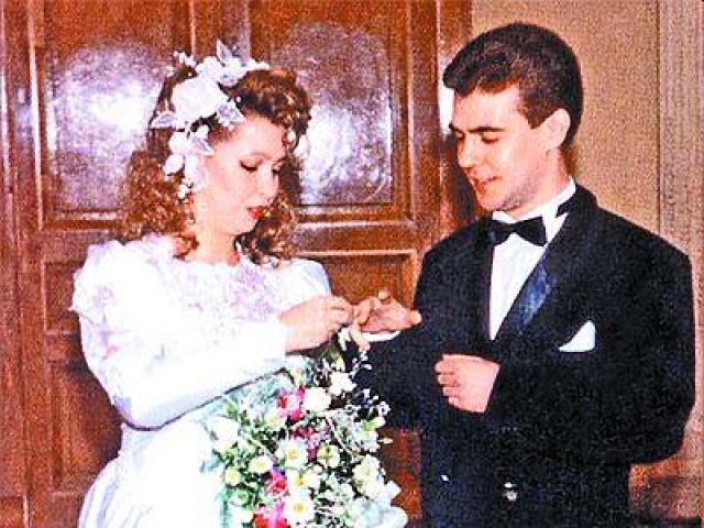 Пара начала встречаться уже в седьмом классе средней школы, а поженились лишь 24 декабря 1993 года. Их сын Илья Медведев родился 3 августа 1995 года.