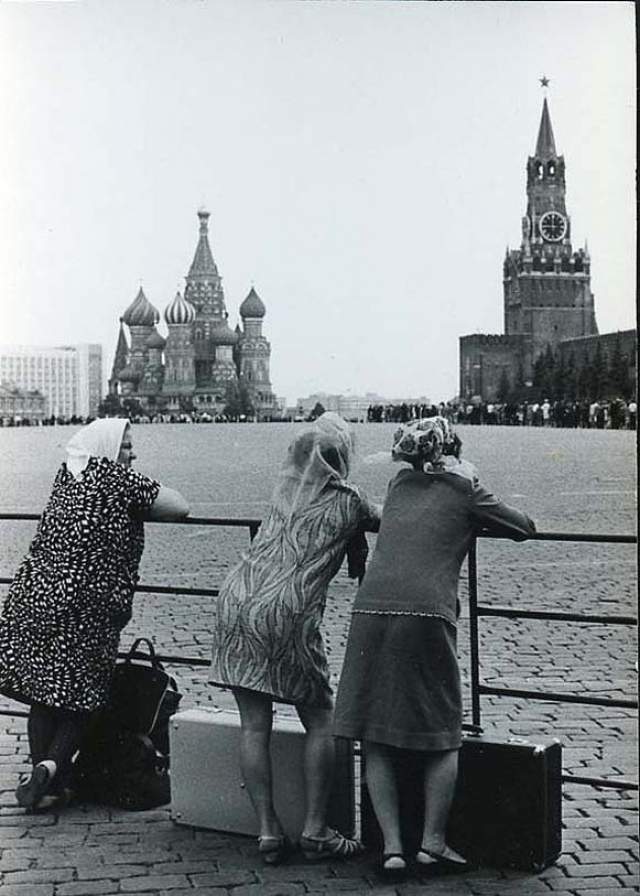 Только прибывшие в Москву девушки на Красной площади.