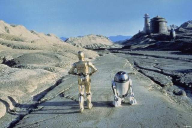 Энтони Дэниелс и Кенни Бейкер  Во вселенной "Звездных войн" есть только одна парочка, которую не разрывают внутренние противоречия и которая почти никогда не расстается, - это долговязый робот С3РО и маленький пискун R2D2. 