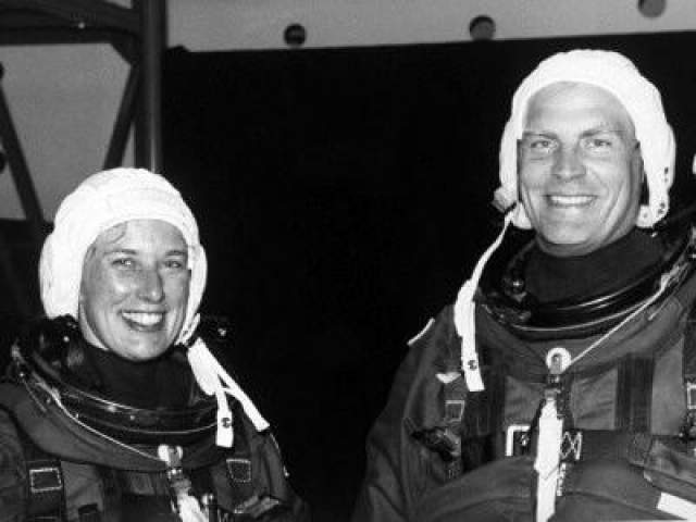Первая супружеская пара в космосе - Марк Ли и Джейн Дэвис, отправившиеся во внеземное пространство 12 сентября 1992 года на шаттле "Индевор" STS-47. 