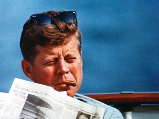 Джон Кеннеди  О том, как сильно был болен 35-й президент США Джон Кеннеди, стало известно только в наше время - спустя более чем полвека после его убийства. О состоянии его здоровья рассказал биограф Джона, Роберт Даллек, изучавший документы частных семейных архивов семьи Кеннеди. 