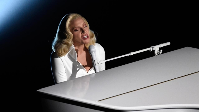 Леди Гага. Певица призналась на шоу Говарда Стерна, что в возрасте 19 лет ее изнасиовал один из известных музыкальных продюсеров. Она рассказала, что до этого молчала из-за чувства стыда и вины.