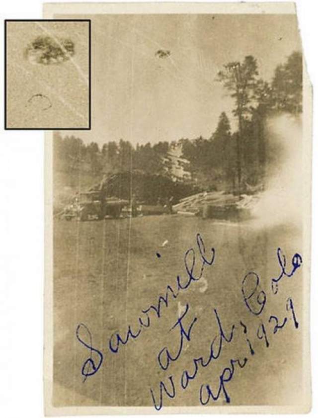 Пилорама Уорд в Колорадо, США, апрель 1929-го года  Фотография сделана на пилораме Уорд. Человек на снимке умер несколько лет спустя. Он рассказывал, что услышал "страшный оглушительный рев", а затем большой объект недалеко от него поднялся в небо и улетел. 