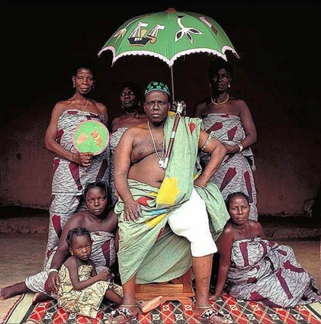 Жозеф Ланганфен. Король Бенина - представитель династии Абоми, является президентом КАФРА, совета королевских семей.