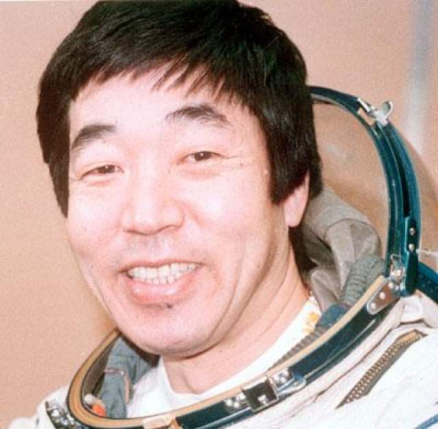 Первый коммерческий негосударственный космонавт, первый профессиональный журналист в космосе, первый японец в космосе - Тоехиро Акияма, 2 декабря 1990 года. Мужчина летал в качестве космонавта-исследователя (космическим туризмом такой полет не считается) в составе экипажа восьмой основной экспедиции орбитальной станции "Мир". По слухам, первый платный полет в космос обошелся начальству Акиямы в $25-30 млн. 