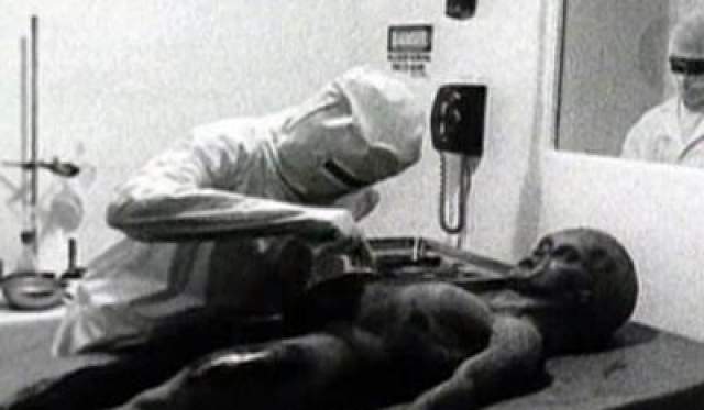 Пленка, на которой запечатлено вскрытие розуэлльского пришельца  В 1995 году англичанин Рэй Сантилли обнародовал видео, на котором якобы запечатлено вскрытие инопланетянина, предположительно погибшего в Розвелле в 1947 году. 