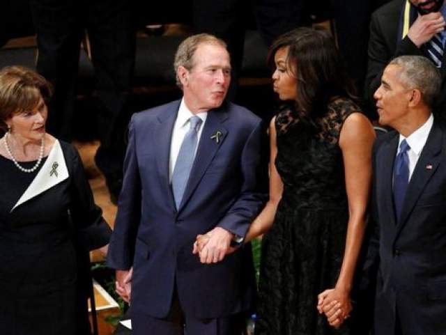 Буш уже не был президентом, но стоял рядом с ним, держа за руку супругу Обамы Мишель. На тот момент 70-летний политик улыбался, напевая "Аллилуйя", сначала просто покачивался, а затем начал в ритм двигать руками. Первая леди попыталась унять диско-боя, но тот не понял настроя окружающих. 