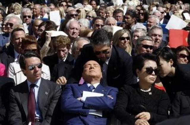 Итальянскому премьер-министру Сильвио Берлускони удалось попасть с гордо поднятой головой за спиной спикера итальянского Сената Ренато Шибани во время военного парада 2011 года в Риме, Италия