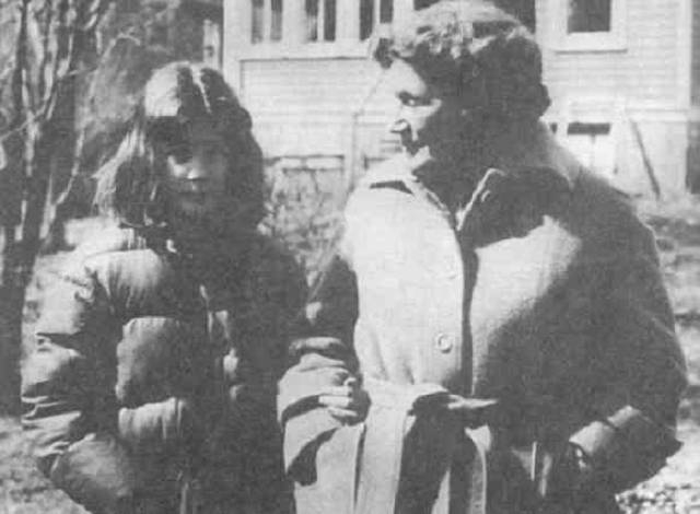 В конце ноября 1984 года Светлана появилась в Москве с дочерью, где ей незамедлительно восстановили советское гражданство. Но Аллилуева не смогла найти общий язык ни с сыном, ни с дочерью, которых она бросила в 1967 году. Ее отношения с советским правительством также ухудшались.