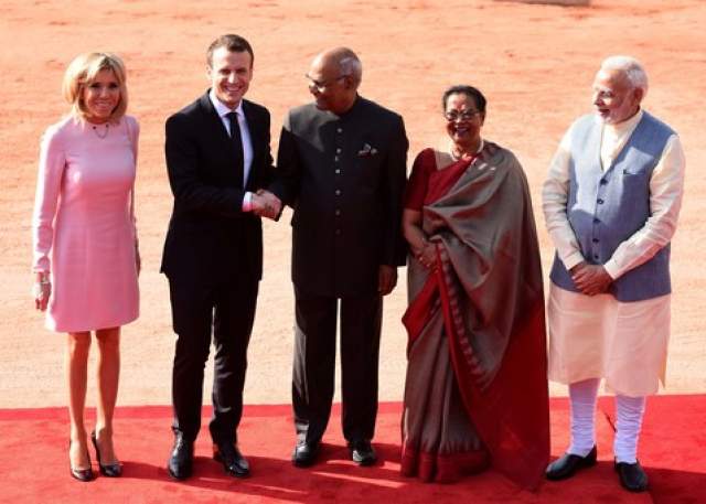 Например, в марте она привела индусов в недоумение несуразным розовым мини во время официального визита в страну, известную консервативными взглядами на одежду дам. 