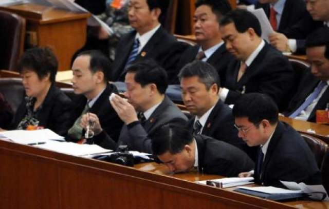 Китайские чиновники так много трудятся на благо народа, что совсем выбиваются из сил. На заседании Всекитайского собрания народных представителей один из депутатов заснул, нежно положив подбородок на стол. 