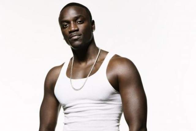 Akon  Звезда музыки стиля RNB, Akon, был лишен права на выезд в Шри-Ланку. А все из-за того, что в одном из клипов исполнителя, толпа девушек в купальниках веселись в бассейне на фоне статуи Будды. 